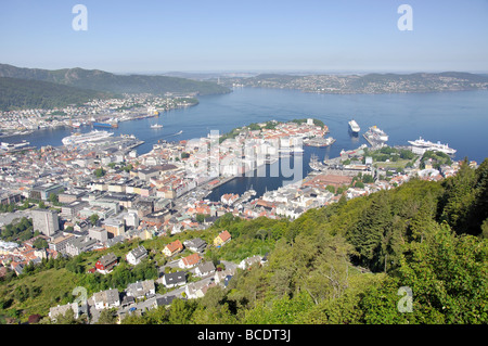 Vista sulla città dal Monte Fløyen, dalla funicolare Fløibanen, da Bergen, Hordaland, Norvegia Foto Stock