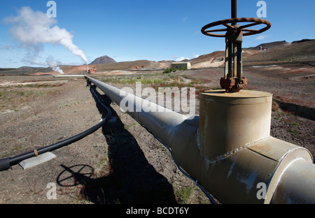 Un tubo eroga vapore ad alta pressione Bjarnarflag stazione elettrica geotermica, Mývatn, Islanda Foto Stock