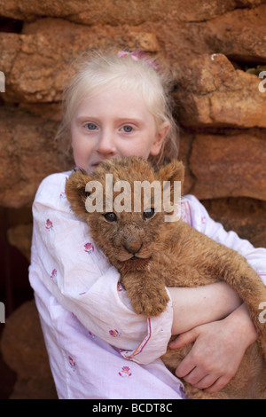 Capelli biondi bambina azienda LION CUB. Foto Stock