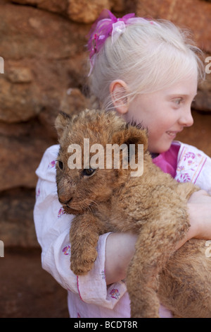 Capelli biondi bambina azienda LION CUB. Foto Stock