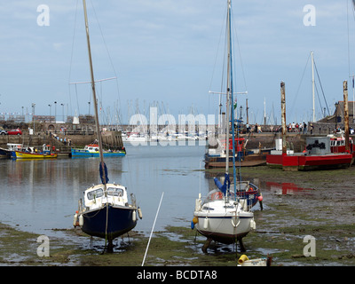 Il porto interno a bassa marea cerca attraverso montanti di yacht a porto esterno a Brixham,Devon. Foto Stock