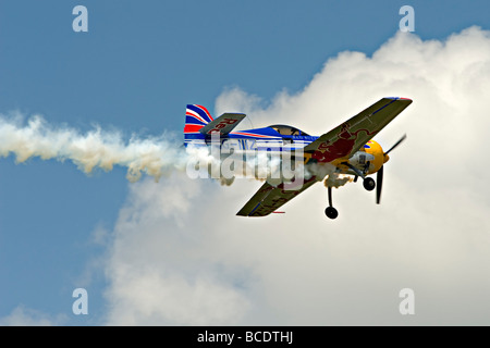 Extra di 300 aerei da 'Ultimate High' visualizzazione team. Le elevate prestazioni extra 300 è utilizzato nella Red Bull Air gare. Foto Stock