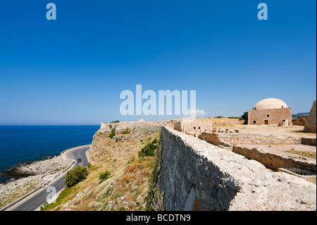 Vista dalle pareti del XVI secolo la fortezza veneziana (Fortezza), Rethymnon, North West Coast, Creta, Grecia Foto Stock