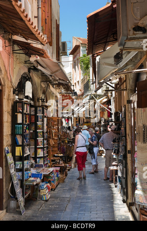 Negozi nella Città Vecchia vicino al porto veneziano, Rethymnon, North West Coast, Creta, Grecia Foto Stock