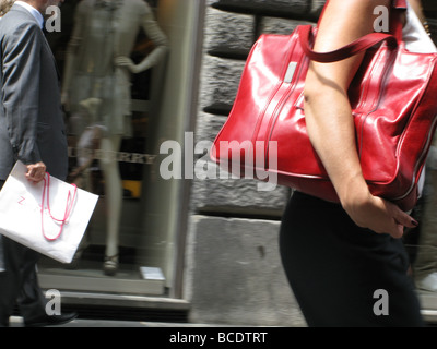 Gli amanti dello shopping di via Condotti a Roma Italia Foto Stock