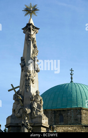 La colonna della Trinità e il Pacha Gazi Kassim moschea noto localmente come la Moschea chiesa in Sz chenyi Square a Pecs Ungheria Foto Stock
