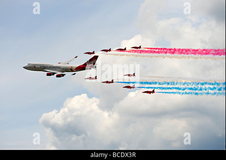 Vergine 747 aerei con le frecce rosse nella formazione durante una flypast al 2009 Biggin Hill, Airshow UK. Foto Stock