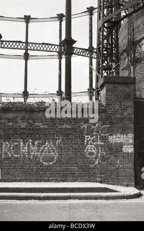 I graffiti sulla parete di fronte gasometro a King's Cross, Londra Foto Stock