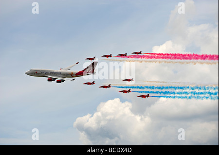 Vergine 747 aerei con le frecce rosse nella formazione durante una flypast al 2009 Biggin Hill, Airshow UK. Foto Stock