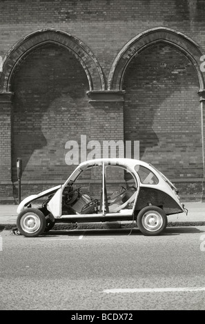 Vandalizzato 2CV dalla stazione di St Pancras, London Foto Stock