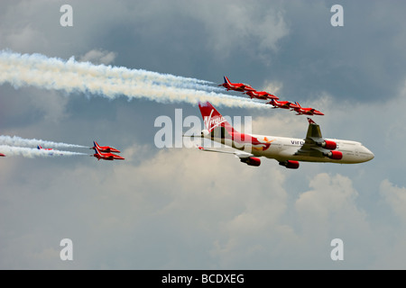 Vergine 747 aerei con le frecce rosse nella formazione durante una flypast al 2009 Biggin Hill, Airshow UK. Foto Stock