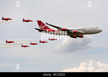 Vergine 747 aerei con le frecce rosse nella formazione durante una flypast al 2009 Biggin Hill, Airshow UK. Foto Stock