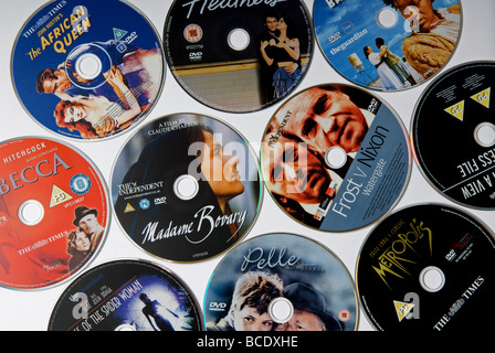 Una selezione di DVD dato via libera con giornali britannici Foto Stock