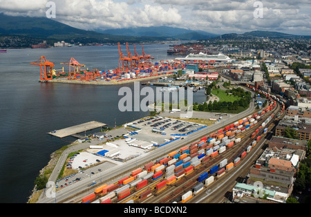 Ferrovia e trasporto marittimo industriale e commerciale - Scena di Vancouver, British Columbia, Canada Foto Stock