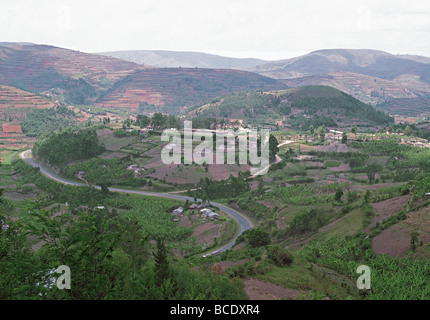 Strada di Montagna in salita verso il Rwanda da Kabale nel sud ovest dell Uganda Africa orientale Foto Stock