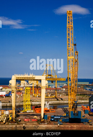 Gru sulla banchina a Leith Docks, porto di Leith, Edimburgo, Scozia. Foto Stock