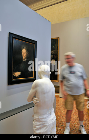 Un turista caucasica ad arte fiera biennale, Venezia, Italia Foto Stock