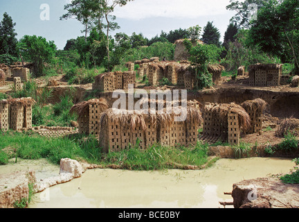 Mattone facendo fabbrica di Kampala Jinja road Uganda Africa orientale Foto Stock