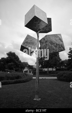 Cluster di quattro cubi, acciaio inox, 1992, da George Rickey, Galleria Nazionale di Arte Scultura giardino, Washington DC, Stati Uniti d'America Foto Stock