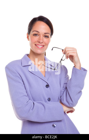 Attraente sorridente imprenditrice tenendo gli occhiali ha alcune lentiggini naturale isolato su uno sfondo bianco Foto Stock