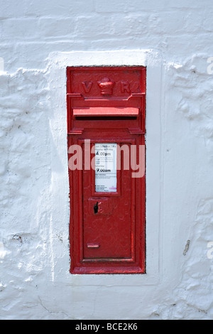 Posta rossa posta in bianco muro, West Sussex, Regno Unito Foto Stock