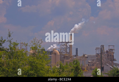 Industria. Vapore o pennacchio di fumo proveniente dal camino industriale Foto Stock