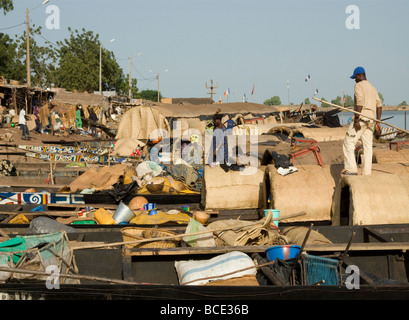 Mali. Porto di Moptí nel fiume Niger. Foto Stock