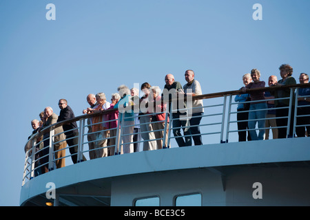 Passeggeri a poppa di una nave da crociera Foto Stock