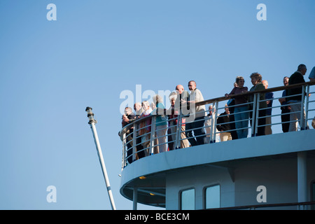 Passeggeri a poppa di una nave da crociera Foto Stock