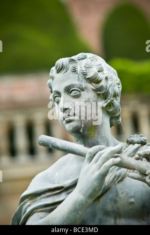 Una delle statue di piombo nella motivazione della Powis Castle welshpool Powys Wales UK Foto Stock