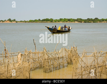 Mali. Il Sahel. Bacino del Niger. Bani attraversamento fluviale in Djenne. Foto Stock