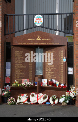 il memoriale di liverpool per i tifosi che sono morti allo stadio di calcio hillsborough anfield road, sede del vecchio sito liverpool fc liverpool su anfield road Foto Stock