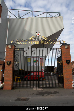 Il shankly cancelli ad Anfield Road football Stadium casa di liverpool fc Liverpool Merseyside England Regno Unito Foto Stock