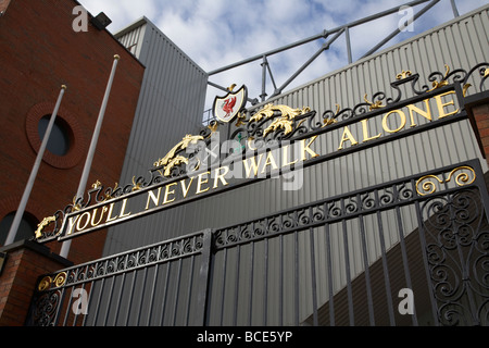 Ll siete mai camminare da soli al di sopra del shankly cancelli ad Anfield Road football Stadium casa di Liverpool FC Foto Stock