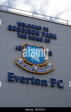 Segno di benvenuto e la cresta del club a Goodison Park football Stadium casa di Everton FC Liverpool Merseyside England Regno Unito Foto Stock