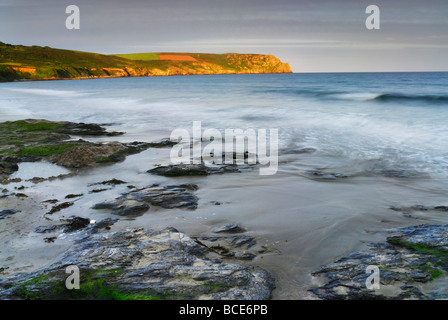 La roccia esposta a bassa marea a carne Beach guardando verso NSI in testa la distanza Cornwall Inghilterra REGNO UNITO Foto Stock