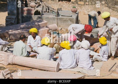 Abitante delle competenze,Argentiere, String Makers,Potters,lavoratori di campo,la vita del villaggio,residenti,gli anziani del villaggio,Nimaj,Rajasthan,l'India Foto Stock