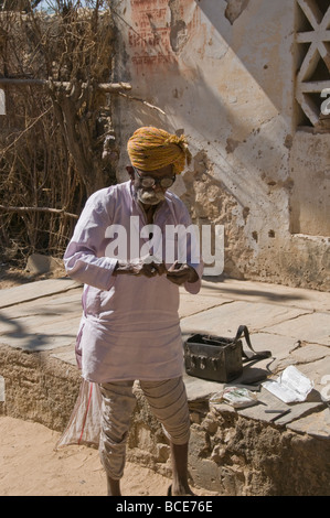 Abitante delle competenze,Argentiere, String Makers,Potters,lavoratori di campo,la vita del villaggio,residenti,gli anziani del villaggio,Nimaj,Rajasthan,l'India Foto Stock