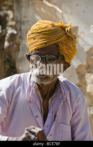 Abitante delle competenze,Argentiere, String Makers,Potters,lavoratori di campo,la vita del villaggio,residenti,gli anziani del villaggio,Nimaj,Rajasthan,l'India Foto Stock