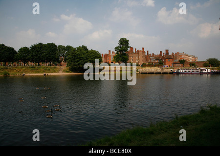 Guardando al di là del fiume Tamigi a Hampton Court Palace, London, Regno Unito Foto Stock