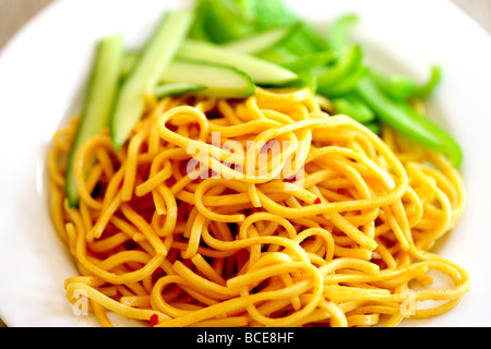 Un sano cucinato in stile asiatico Egg Noodles fritti con fagiolini e un'insalata di cetrioli con n. di persone Foto Stock