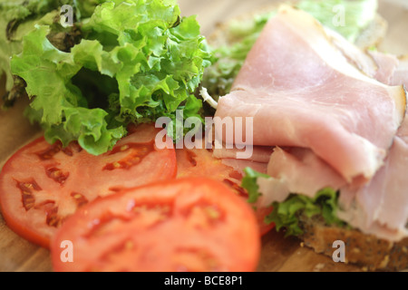 Preparato di fresco aperto sana insalata di prosciutto sandwich con n. di persone Foto Stock