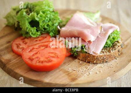 Preparato di fresco aperto sana insalata di prosciutto sandwich con n. di persone Foto Stock