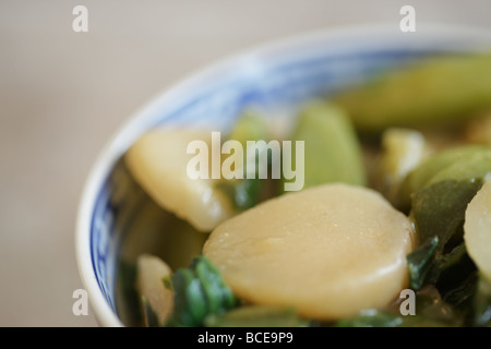 Autentica sana fresche verdure orientali e di sesamo vegetariano stile cinese pasto con n. di persone Foto Stock