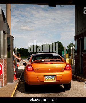 Auto conducente pagare pedaggi, Pennsylvania Turnpike, STATI UNITI D'AMERICA Foto Stock