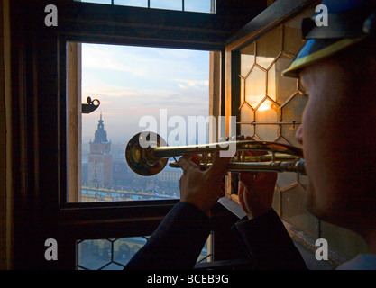 Polonia Cracovia ogni ora trumpeter gioca anthem da St Mary s Chiesa torre Foto Stock