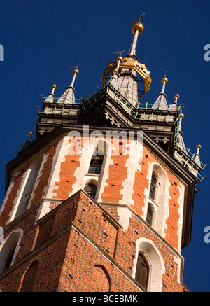 Polonia Cracovia ogni ora trumpeter gioca anthem da St Mary s Chiesa torre Foto Stock