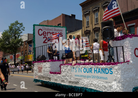 Il censimento statunitense 2010 galleggiante in Brooklyn Puerto Rican parata del giorno Foto Stock