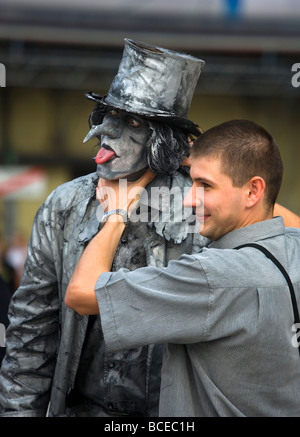 Street performer alla principale piazza del Mercato di Cracovia in Polonia Foto Stock