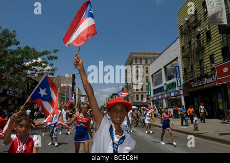 Il Brooklyn Puerto Rican Day Parade marche attraverso il quartiere Bushwick di Brooklyn a New York Foto Stock